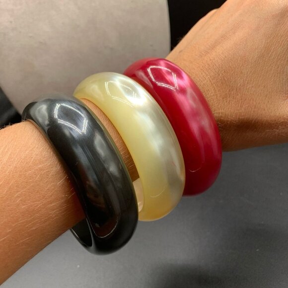 Vintage Moonglow Wide Lucite Plastic Red Black Beige Bangle Bracelets Set of 3 - Picture 6 of 6